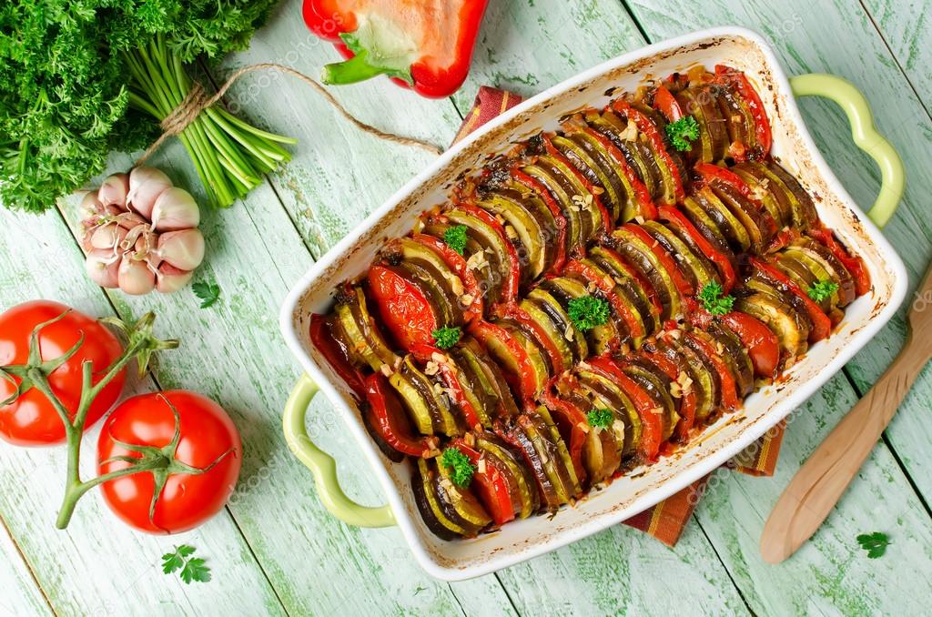 Разнообразьте приготовление "рататуя", добавив в рецепт мясо или картошку
