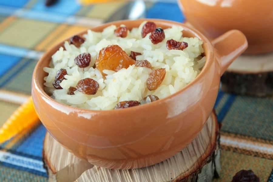 Рисовая каша с изюмом - хороший завтрак для маленького ребенка