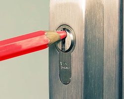 Как и чем открыть закрытую входную и межкомнатную дверь квартиры, дома без ключа самому, если дверь захлопнулась, или забыл ключи: способы, советы. Как вскрыть входную металлическую, пластиковую, деревянную дверь без повреждений, если замок заклинило, или сломался?