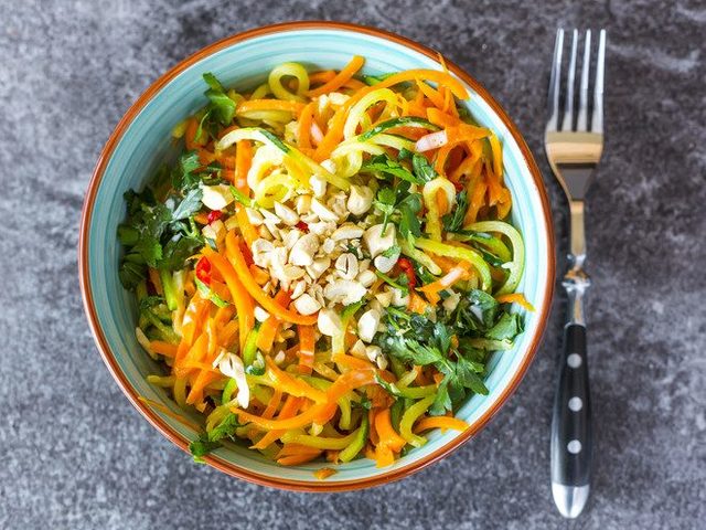 Кабачки по-корейски: самый вкусный рецепт быстрого приготовления сразу поесть. Как приготовить по-корейски кабачки, острые, с медом и соевым соусом, морковкой, баклажанами, закуску, салат из кабачков быстрого приготовления кружочками, соломкой, кольцами, пластинками и кубиками: рецепт