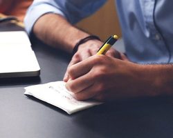 Как правильно и грамотно написать объяснительную записку на работе начальнику, директору по поводу отсутствия на рабочем месте, ошибки, жалобы, проступка, происшествия, по факту нарушений после проверки: образец, шаблон, инструкция по написанию