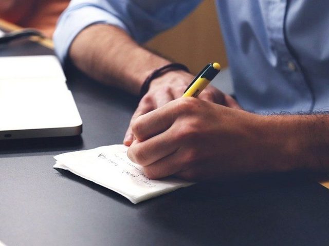 Как правильно и грамотно написать объяснительную записку на работе начальнику, директору по поводу отсутствия на рабочем месте, ошибки, жалобы, проступка, происшествия, по факту нарушений после проверки: образец, шаблон, инструкция по написанию