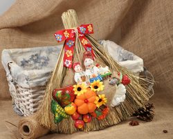 Какой оберег, талисман лучше повесить над входной дверью в квартире, доме? Какой бывает самый мощный оберег для входной двери? Оберег булавка над входной дверью: что защищает?