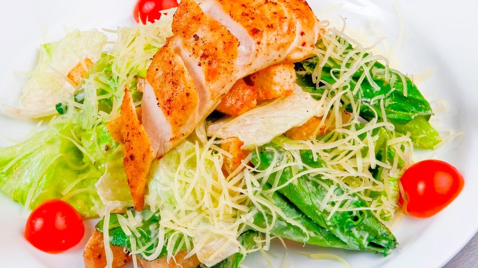 Калорийность салата с курицей выше, чем с морскими моллюсками