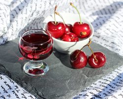 Синильная кислота в косточках фруктов: чем вредна, какое воздействие оказывает на организм человека? Признаки и симптомы отравления синильной кислотой: описание. Можно ли отравиться синильной кислотой от вишневого, сливового, абрикосового компота, вина?