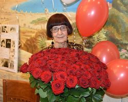 Детский стишок бабушке на День рождения, 8 марта, юбилей, Новый год: слова. «Ходит наша бабушка, палочкой стуча, говорю я бабушке, вызови врача»: кто автор стиха, слова