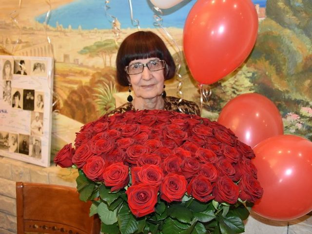 Детский стишок бабушке на День рождения, 8 марта, юбилей, Новый год: слова. «Ходит наша бабушка, палочкой стуча, говорю я бабушке, вызови врача»: кто автор стиха, слова