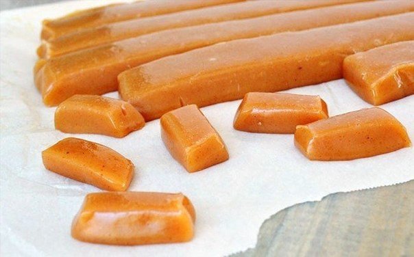 Из ирисок можно сделать сладкого ежа