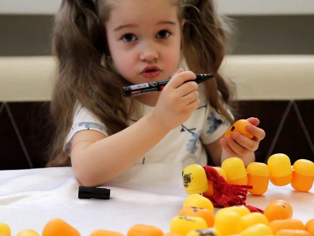 Поделка гусеница в детский сад школу из трубочки для коктейля, овощей, фруктов, листьев, бумаги, шишек, каштанов, киндер сюрприза, ватных дисков, пластилина, пуговиц, соленого теста, фетра, воздушных шаров, ниток, колготок, бисера, носков, помпонов, пакетов для мусора, бусин, желудей: идеи, пошаговая инструкция, фото