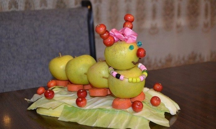 Гусеница из яблок, ранеток
