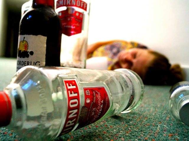 Отравление алкоголем: симптомы, что делать в домашних условиях, первая доврачебная помощь, лечение, последствия. Отравление головного мозга алкоголем: как восстановить память, какие принимать препараты? Признаки сильного отравления суррогатным, метиловым алкоголем: описание