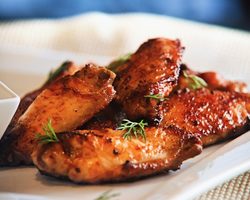 Как замариновать и вкусно приготовить куриные крылышки в духовке, мультиварке, на сковороде: лучшие рецепты. Куриные крылышки с хрустящей корочкой, в соусе, кляре, панировке, пиве, меду, Баффало, как в КФС, жареные, барбекю, во фритюре, кефире: рецепт