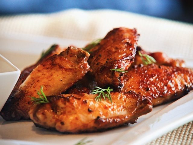 Как замариновать и вкусно приготовить куриные крылышки в духовке, мультиварке, на сковороде: лучшие рецепты. Куриные крылышки с хрустящей корочкой, в соусе, кляре, панировке, пиве, меду, Баффало, как в КФС, жареные, барбекю, во фритюре, кефире: рецепт