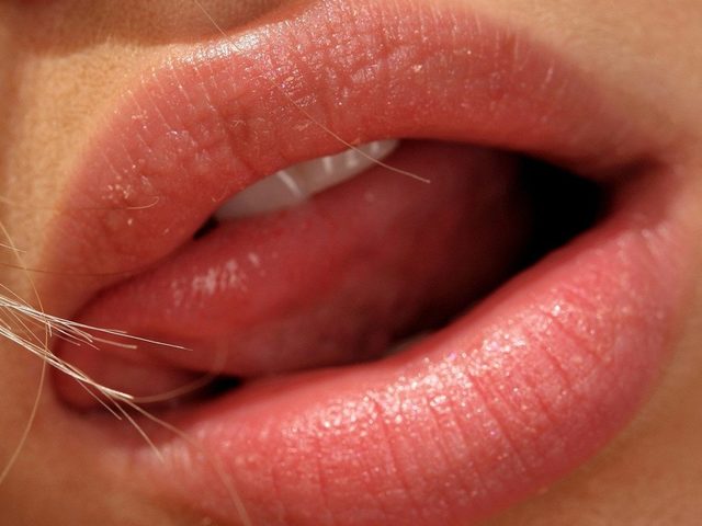 К чему чешется язык по дням недели: приметы, значение