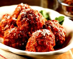 Мясные тефтели «Ежики» с рисом: вкусный пошаговый рецепт классический, простой, из говяжьего, свино-говяжьего, куриного, печеночного фарша, с подливкой, в сливочном, сметанном, томатном соусе, как в детском саду, на сковороде, в духовке, кастрюле, мультиварке, на пару