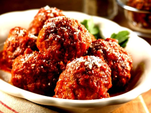 Мясные тефтели «Ежики» с рисом: вкусный пошаговый рецепт классический, простой, из говяжьего, свино-говяжьего, куриного, печеночного фарша, с подливкой, в сливочном, сметанном, томатном соусе, как в детском саду, на сковороде, в духовке, кастрюле, мультиварке, на пару
