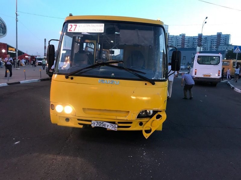 Авария автобуса во сне символизирует нестабильные социальные связи сновидца.