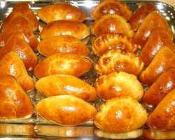 Как слепить и красиво защипать пирожки овальной, круглой, квадратной, треугольной формы, караимские, в виде розочки, конверта, косички, ажурные? Как красиво украсить закрытые пироги с помощью пласта теста, полосок, выворачиванием, надрезанием рулета: идеи, фото