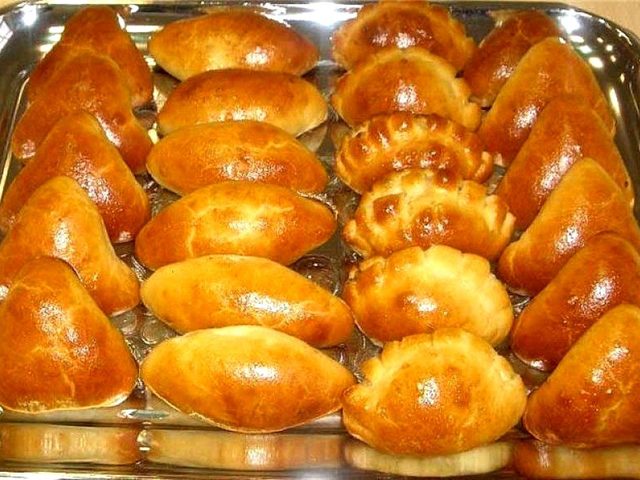 Как слепить и красиво защипать пирожки овальной, круглой, квадратной, треугольной формы, караимские, в виде розочки, конверта, косички, ажурные? Как красиво украсить закрытые пироги с помощью пласта теста, полосок, выворачиванием, надрезанием рулета: идеи, фото