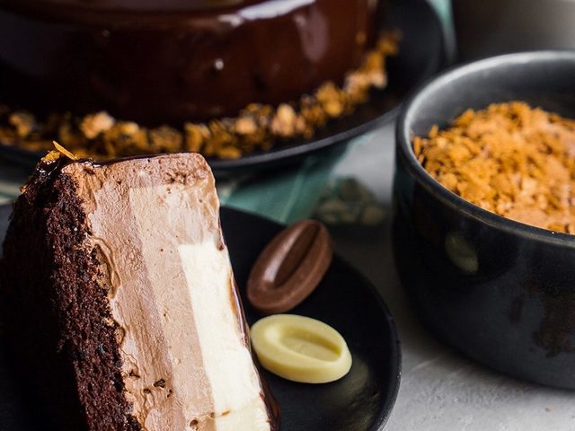 Вкусный торт «Три шоколада» в домашних условиях классический, Мирель, от Энди Шеф, от бабушки Эммы, от Алекса и Миланы, с глазурью и без глазури, муссовый: пошаговые рецепты, фото, видео, калорийность, отзывы. Как украсить торт «Три шоколада»: советы