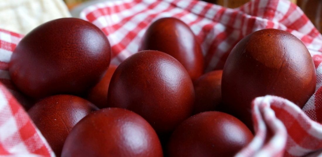 Пасхальные яйца, покрашенные зеленкой и марганцовкой