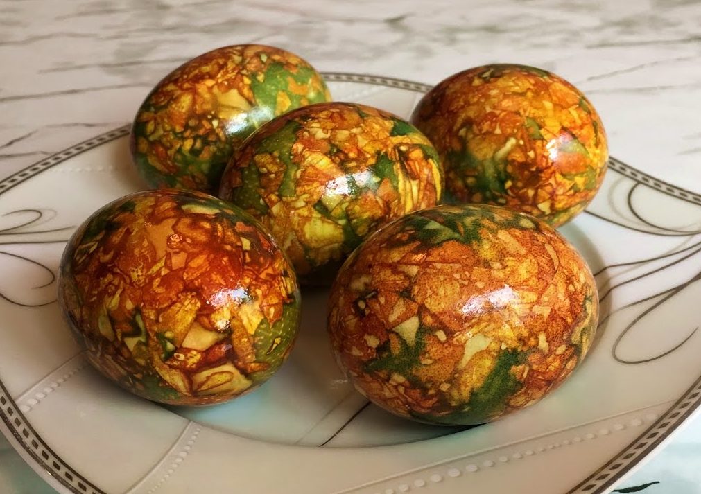 Яйца в луковой шелухе с зеленкой