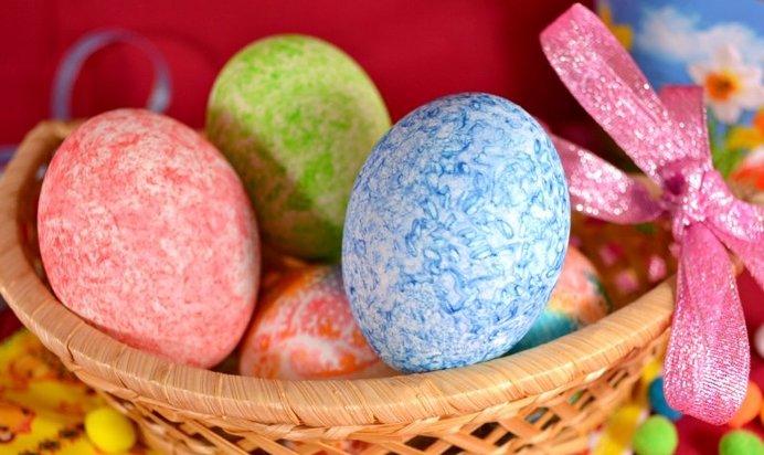 Яйца, покрашенными красителями с рисом