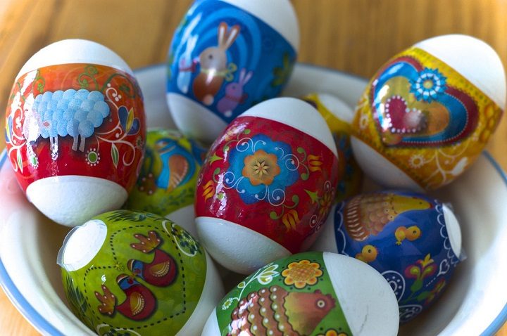 Наклейки на белых яйцах