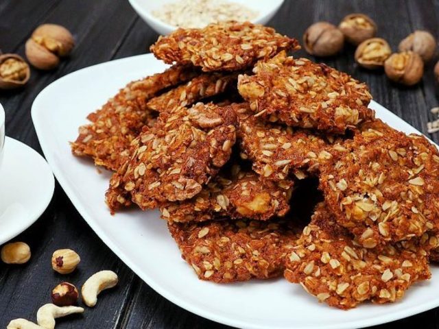 Овсяное печенье в домашних условиях: лучшие рецепты с орехами, творогом, шоколадом, бананом, с гречневой мукой и клюквой, кукурузной мукой и кокосовой стружкой, со злаками, с рисовой мукой и семечками, с мятой в шоколаде, с перцем и имбирем