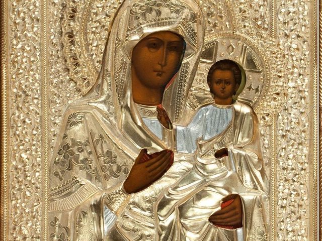 Легенды, история и фото Иверской иконы Божией Матери. От чего помогает Иверская икона Божией Матери, и как ей надо молиться?