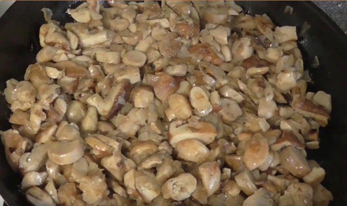 Жарим грибочки с чесноком и луком