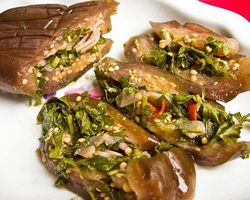 Как вкусно приготовить баклажаны на зиму соленые, острые, по-азербайджански, со сладким перцем, с зеленью, овощами, морковкой, моченой клюквой, чесноком под гнетом по классическому рецепту, как настоящие грибы: лучшие рецепты