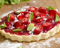 Как приготовить вкусный пирог с клубникой: рецепт заливного пирога и на скорую руку