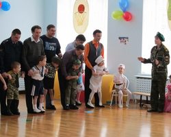 Какие простые, смешные, творческие, спортивные, интересные, логические конкурсы и игры провести для пап и детей на празднике 23 февраля в детском саду: описание, идеи, советы, вопросы и ответы для викторины, видео с конкурсами для пап