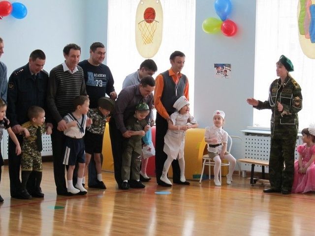 Какие простые, смешные, творческие, спортивные, интересные, логические конкурсы и игры провести для пап и детей на празднике 23 февраля в детском саду: описание, идеи, советы, вопросы и ответы для викторины, видео с конкурсами для пап