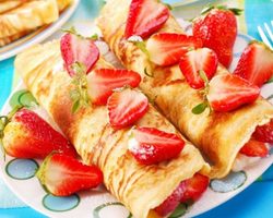 Вкусные блинчики с клубникой: рецепт, фото