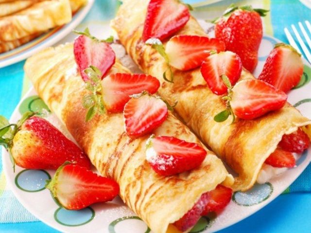 Вкусные блинчики с клубникой: рецепт, фото