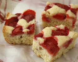 Шарлотка с клубникой: простой рецепт