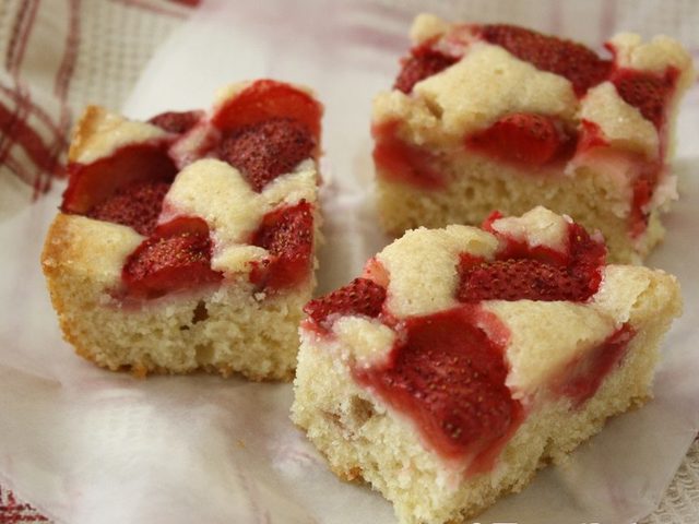 Шарлотка с клубникой: простой рецепт