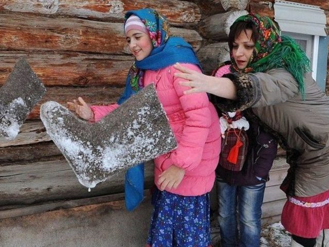 Гадание на Крещение — Сапожок, Куриное предсказание, на желание, на чужих разговорах: описание