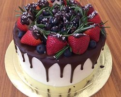 Вкусный торт «Молочная девочка»: лучшие рецепты в домашних условиях с пломбирным, сметанным, творожным кремом, с маскарпоне, кремом чиз и фруктами, клубникой, шоколадного торта, от Ольги Вашуриной, Энди Шефа, бабушки Эммы, от «Я Тортодел», идеи оформления