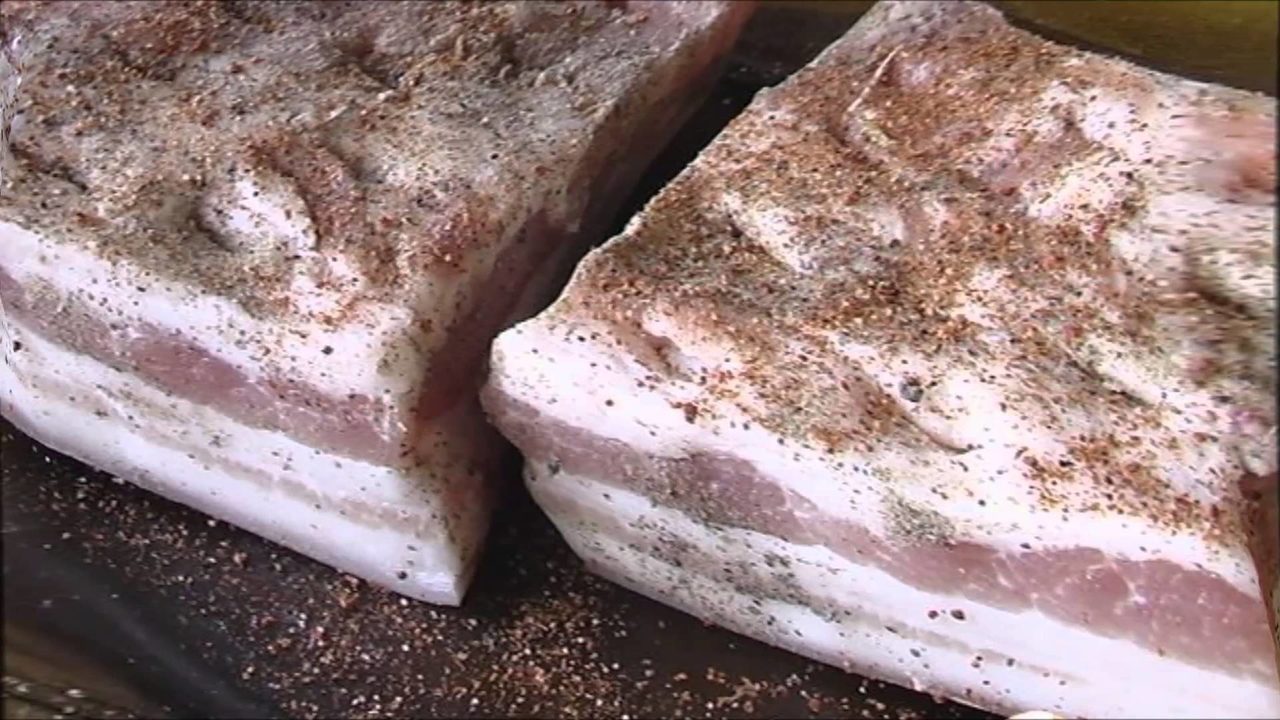 Засолка грудинки со специями и чесноком