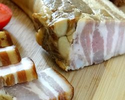 Как засолить свиную грудинку в домашних условиях: вкусный рецепт в рассоле, без рассола, быстрой засолки, советы, видео