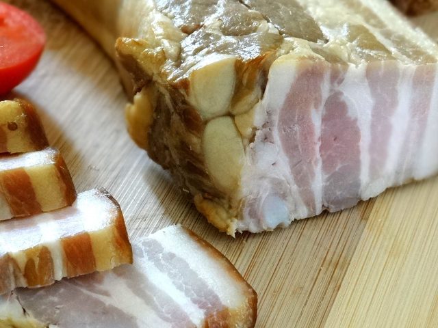 Как засолить свиную грудинку в домашних условиях: вкусный рецепт в рассоле, без рассола, быстрой засолки, советы, видео