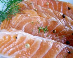 Как засолить лосось дома вкусно: рецепт приготовления рыбы целиком, быстрым способом, с зеленью и специями, советы, фото, видео