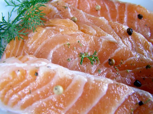 Как засолить лосось дома вкусно: рецепт приготовления рыбы целиком, быстрым способом, с зеленью и специями, советы, фото, видео