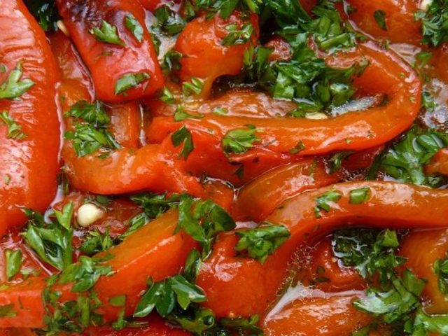 Что можно приготовить из болгарского перца на зиму? Заготовка сладкого болгарского перца на зиму — сушка, заморозка, маринование: рецепты и советы. Как приготовить фаршированный овощами, жаренный болгарский перец, в томатно-чесночной заливке, икру, лечо, аджику из болгарского перца на зиму: лучшие рецепты