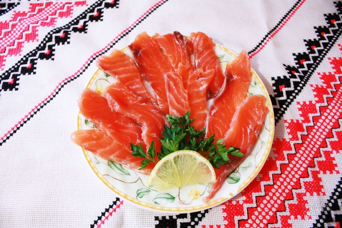 Кета с лимоном и зеленью