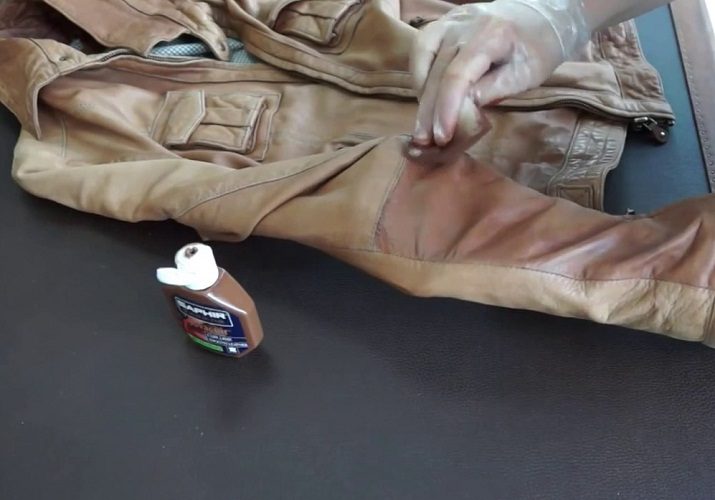 Втирайте краску круговыми движениями и не забудьте одеть перчатки