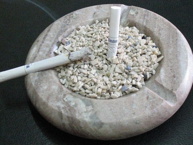 Как избавиться от запаха табака, сигарет в помещении, квартире народными методами, натуральными ароматизаторами и специальными средствами?